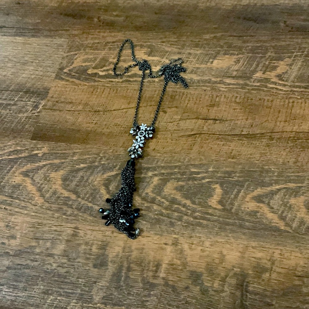 Black long necklace for a woman who’s going on with Nancy date